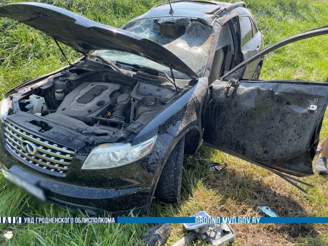 На трассе под Новогрудком разбился Infiniti – двое пострадавших