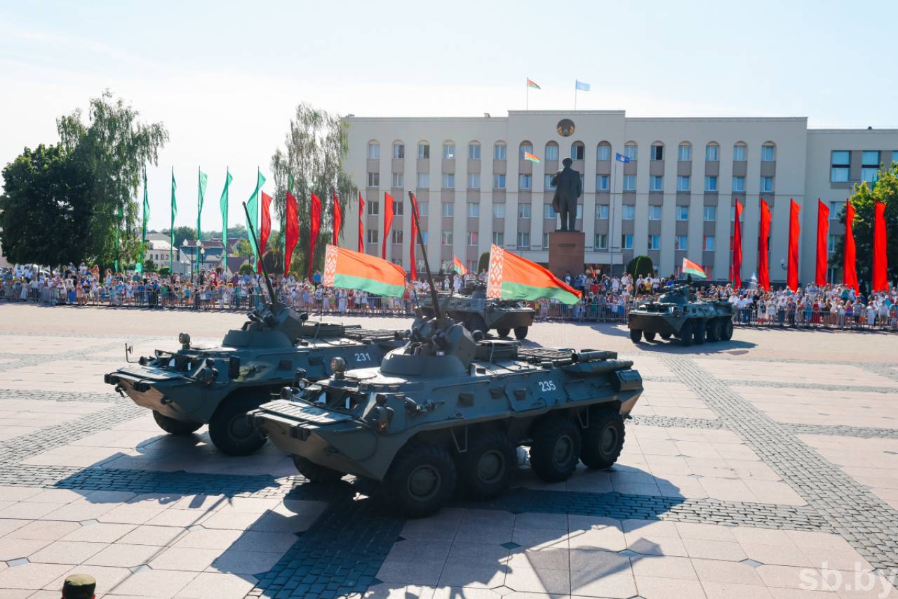 Бронетранспортеры «танцевали вальс» в Гродно (видео)