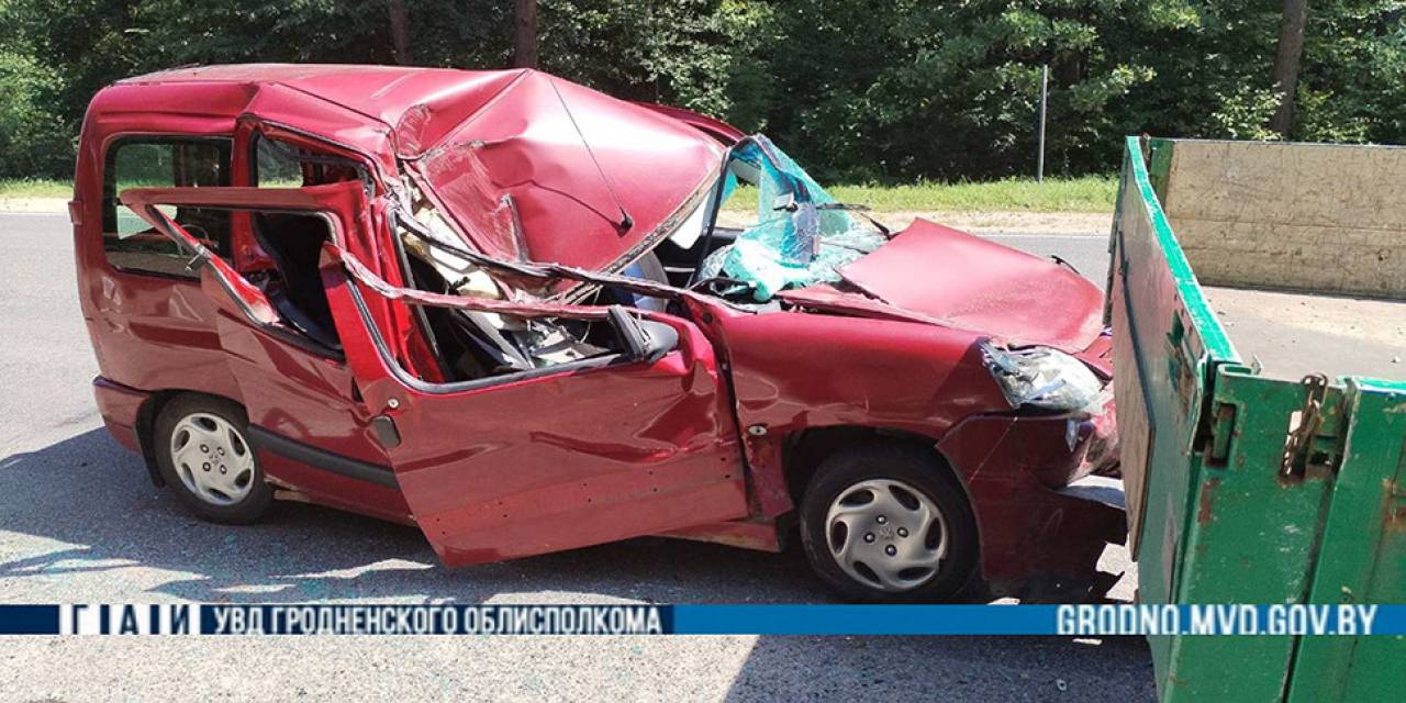 «Не учла дистанцию». Под Гродно водитель Peugeot врезалась в грузовик, пострадала она сама и двое детей