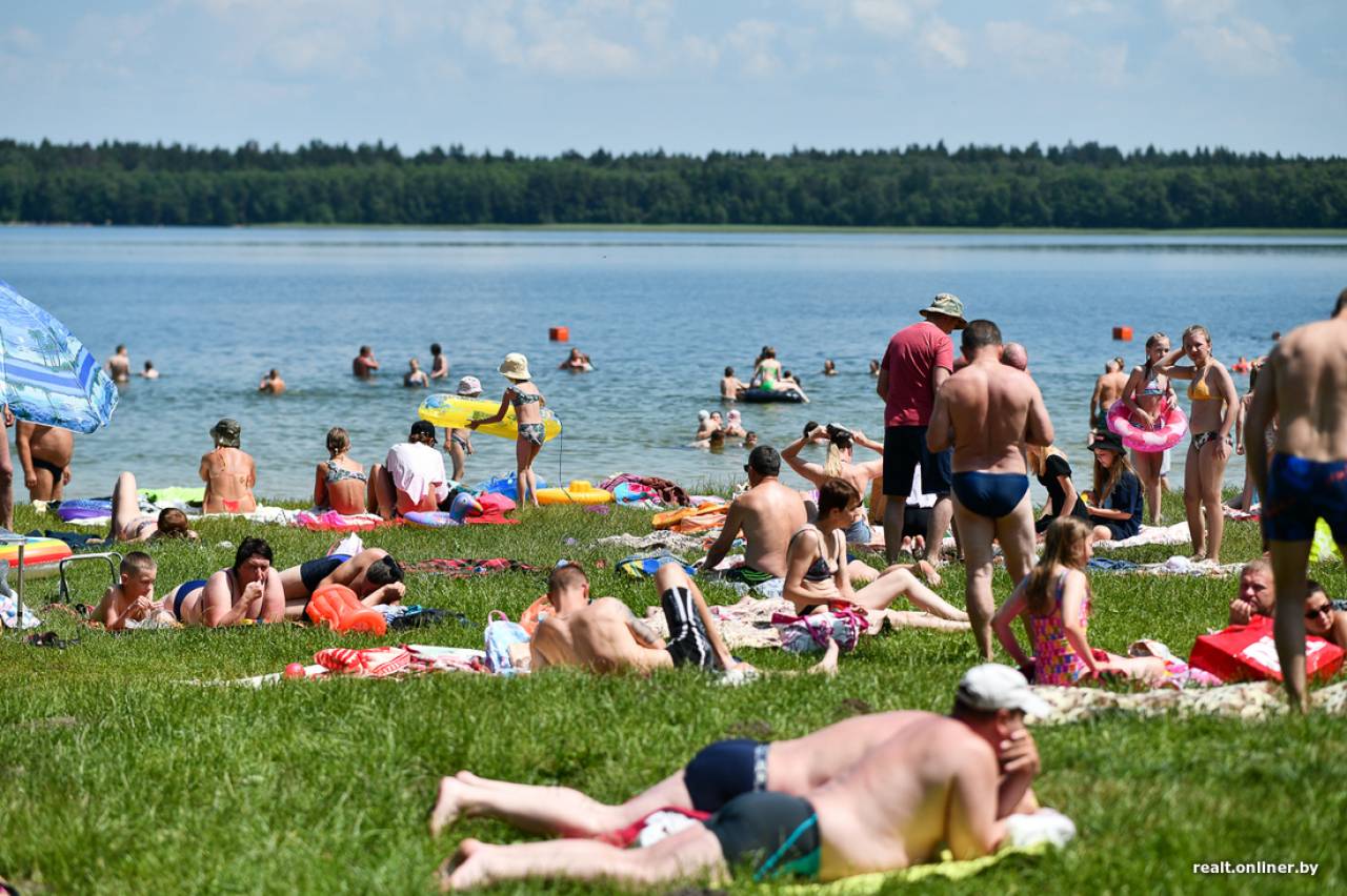 Слишком много отдыхающих? На одном из самых популярных озер Гродненской области запретили купаться детям