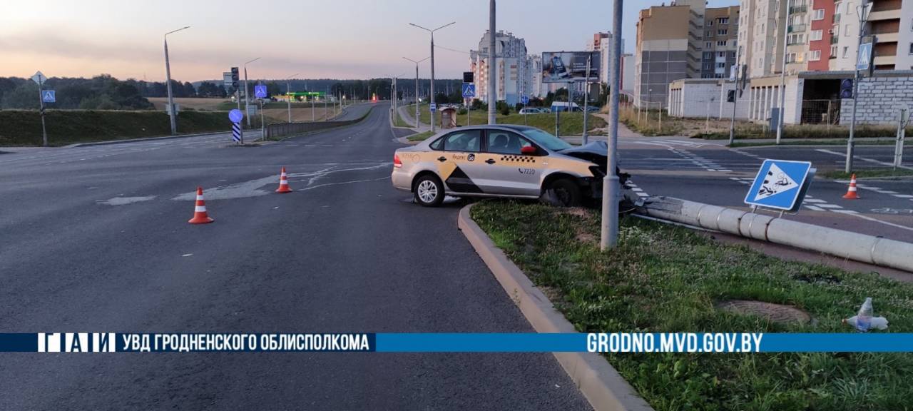 Ночью в Гродно машина такси с 6 пассажирами внутри «уложила» бетонный столб: у водителя никогда не было прав