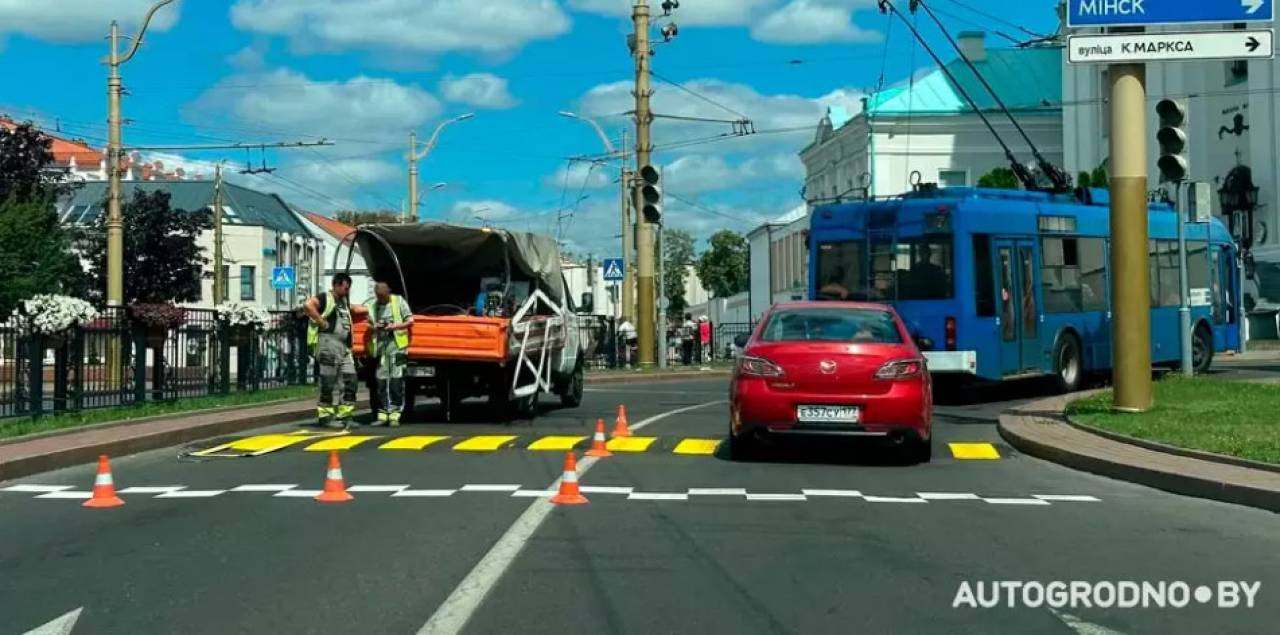 Смотрите, где в историческом центре Гродно установили очередной «лежачий полицейский»