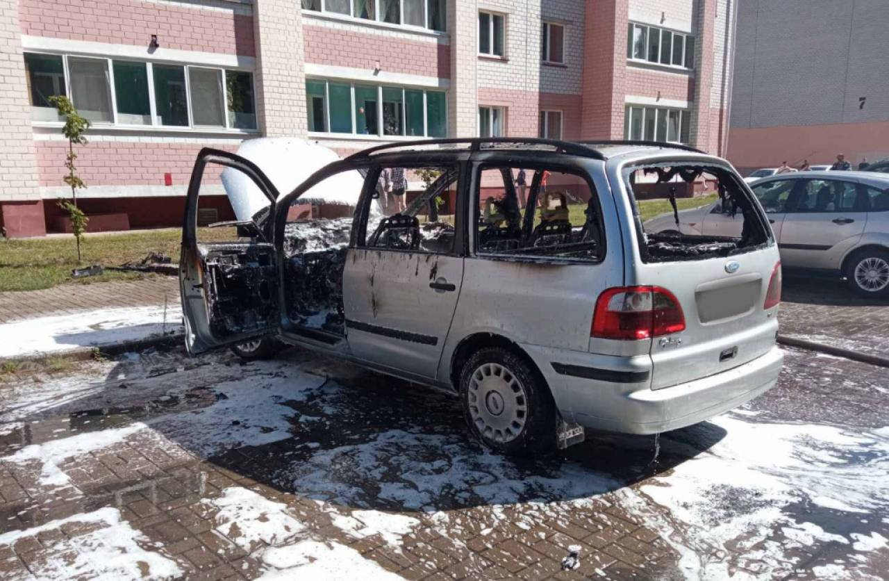 В последний день июля в Сморгони сгорела машина, а под Зельвой ликвидировали возгорание зерносушилки