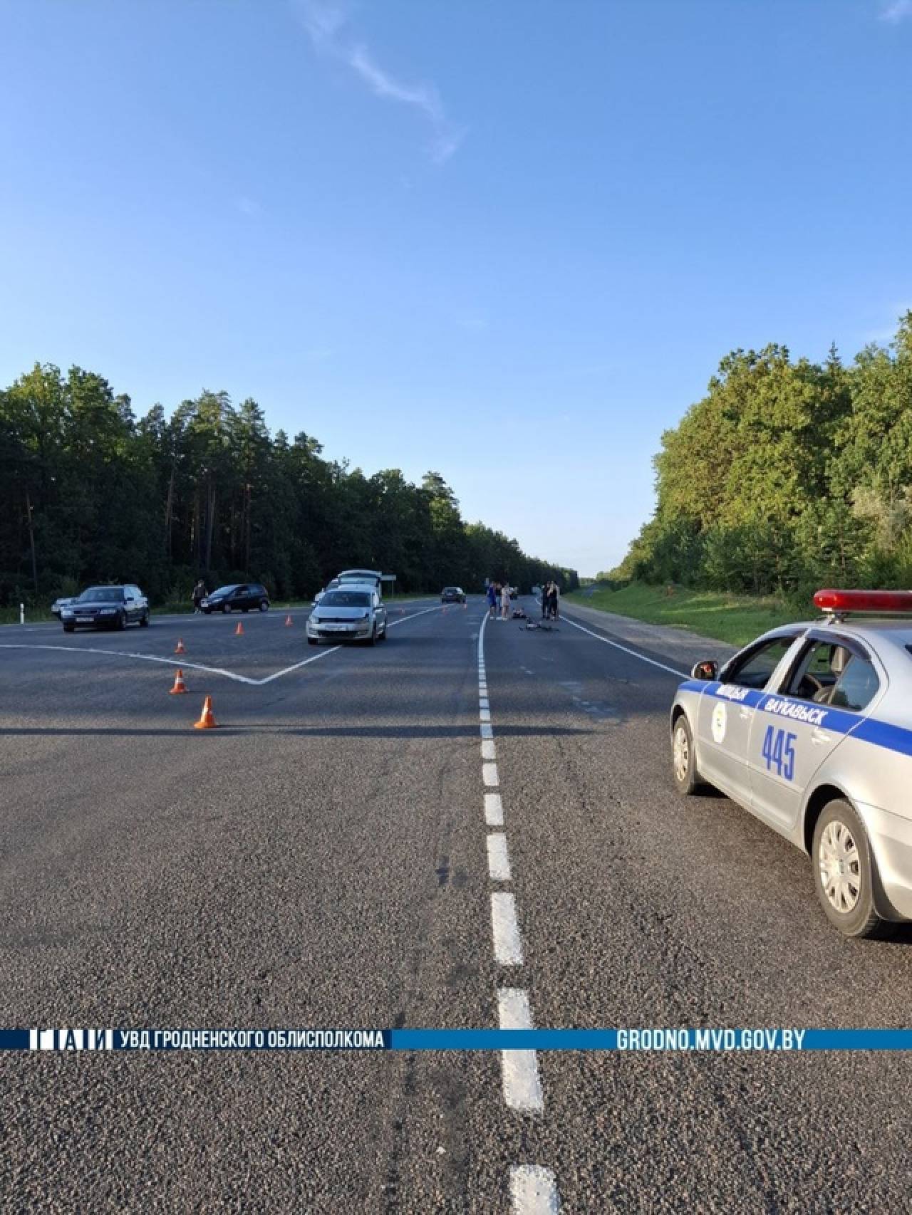 Под Волковыском автомобиль снес молодого велосипедиста, который выезжал на трассу в наушниках