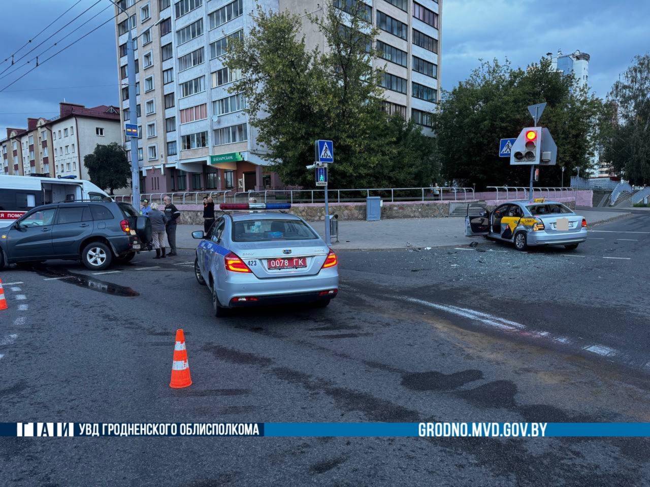 Рано утром в Гродно пожилой водитель протаранил машину такси, отправив свою пассажирку в больницу