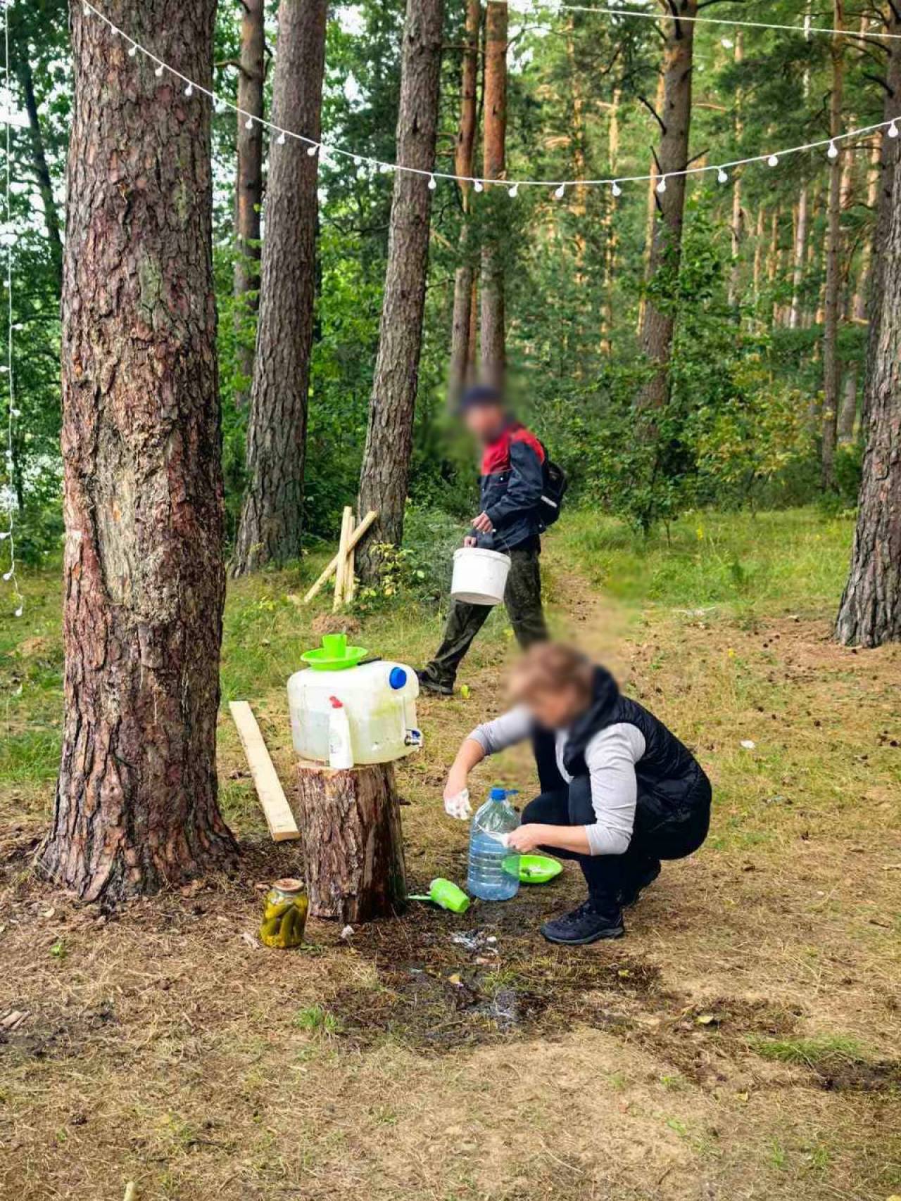 Компания гродненцев с палатками ночевала в лесу под Поречье: у них украли всю еду и удочки