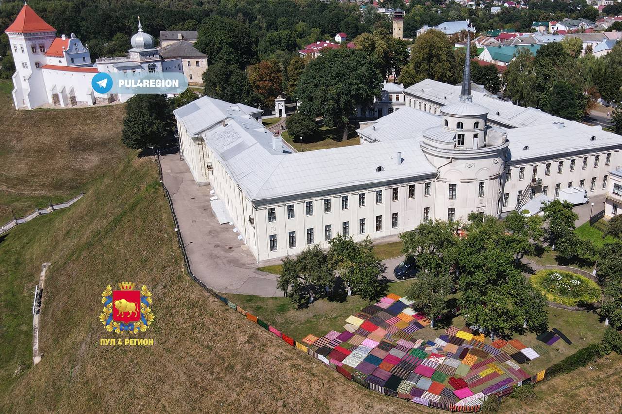 Раз в год у гродненцев появляется уникальная возможность увидеть ритуал «проветривания» ковров: сегодня именно такой день