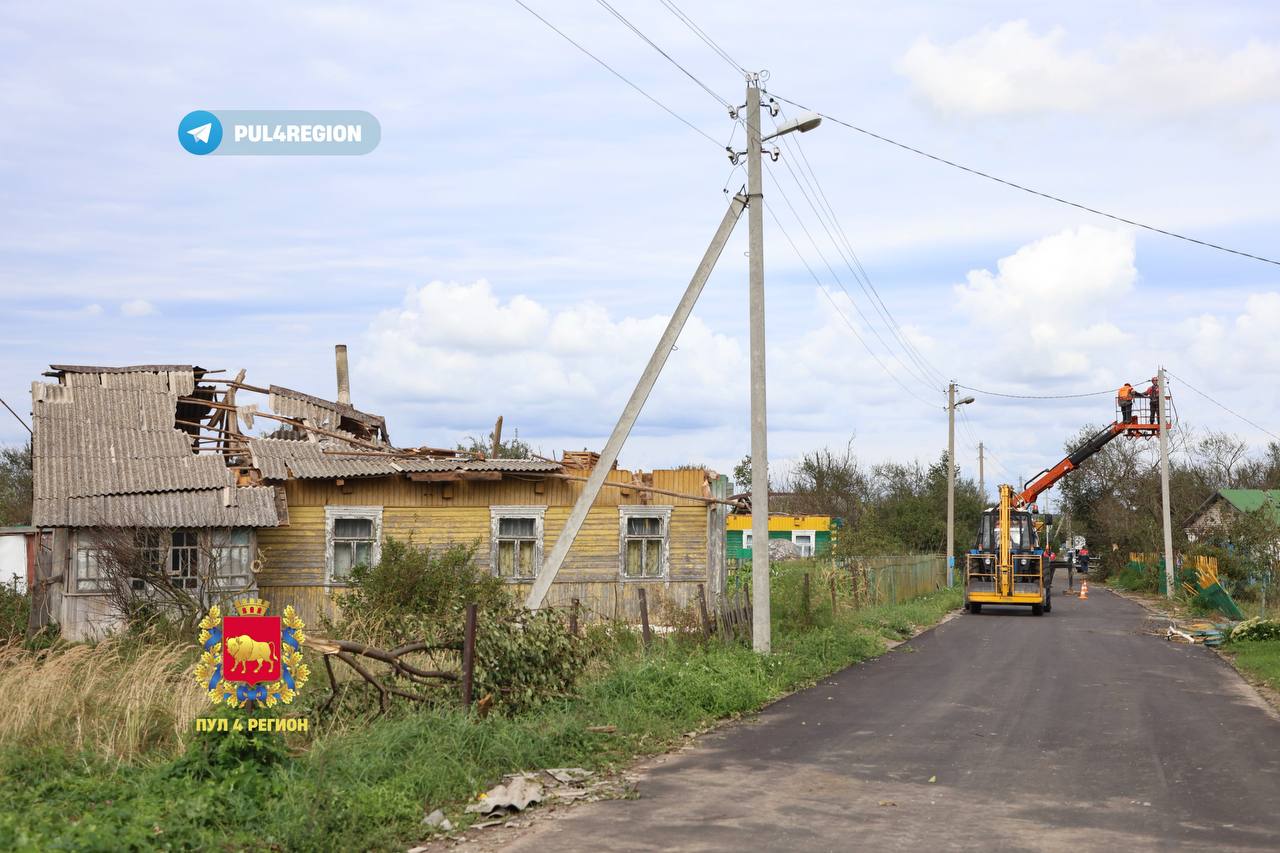 Непогода продолжает проверять регион на прочность: в Кореличском районе ураган сорвал крыши домов