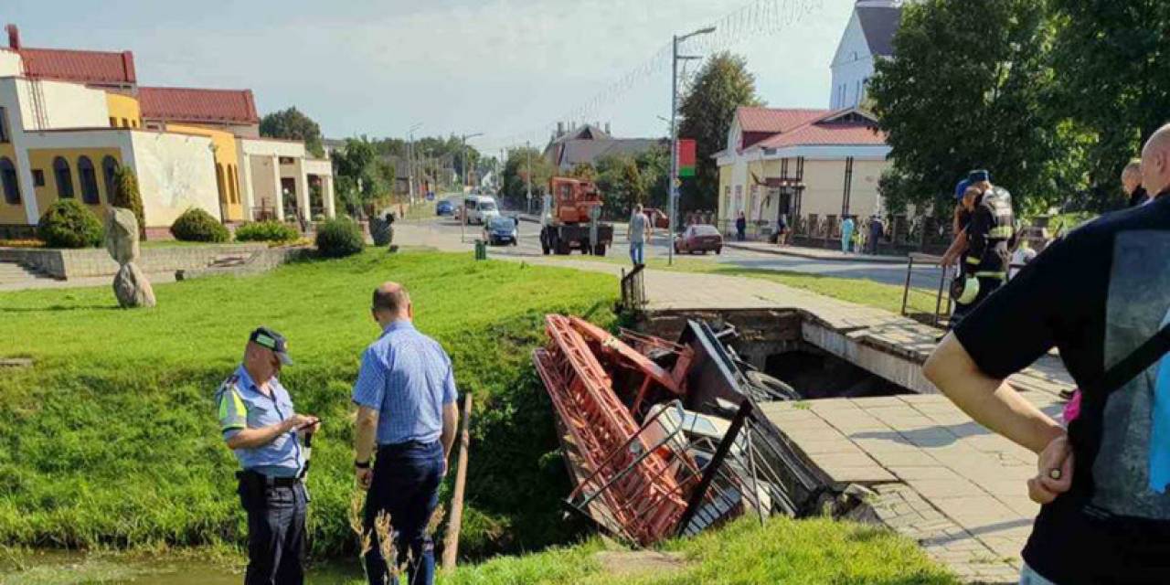 В Сморгони автовышка рухнула с моста