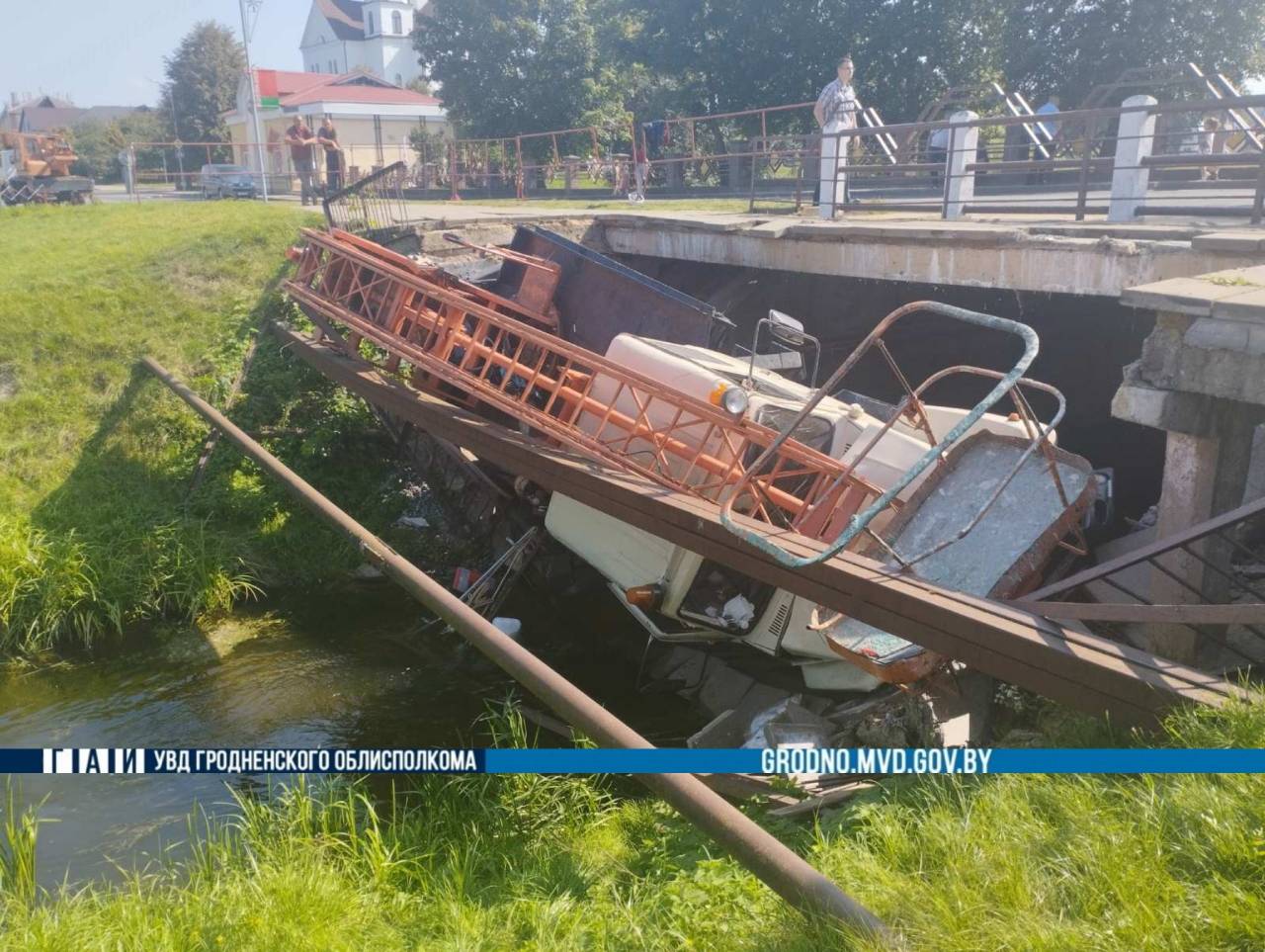 В Сморгони автовышка с водителем и рабочим рухнула с моста: в Гродненской ГАИ рассказали подробности