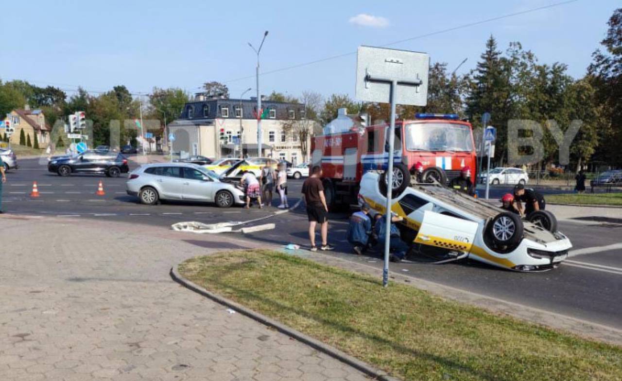 В Гродно у «Ледового» перевернулась машина такси. Участница ДТП рассказала, как все произошло