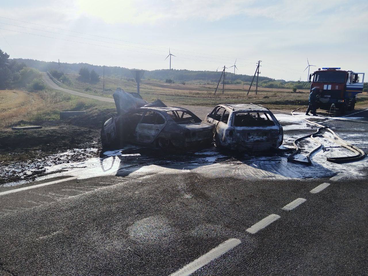 Два человека в больнице, автомобили полностью выгорели: авария в Зельве