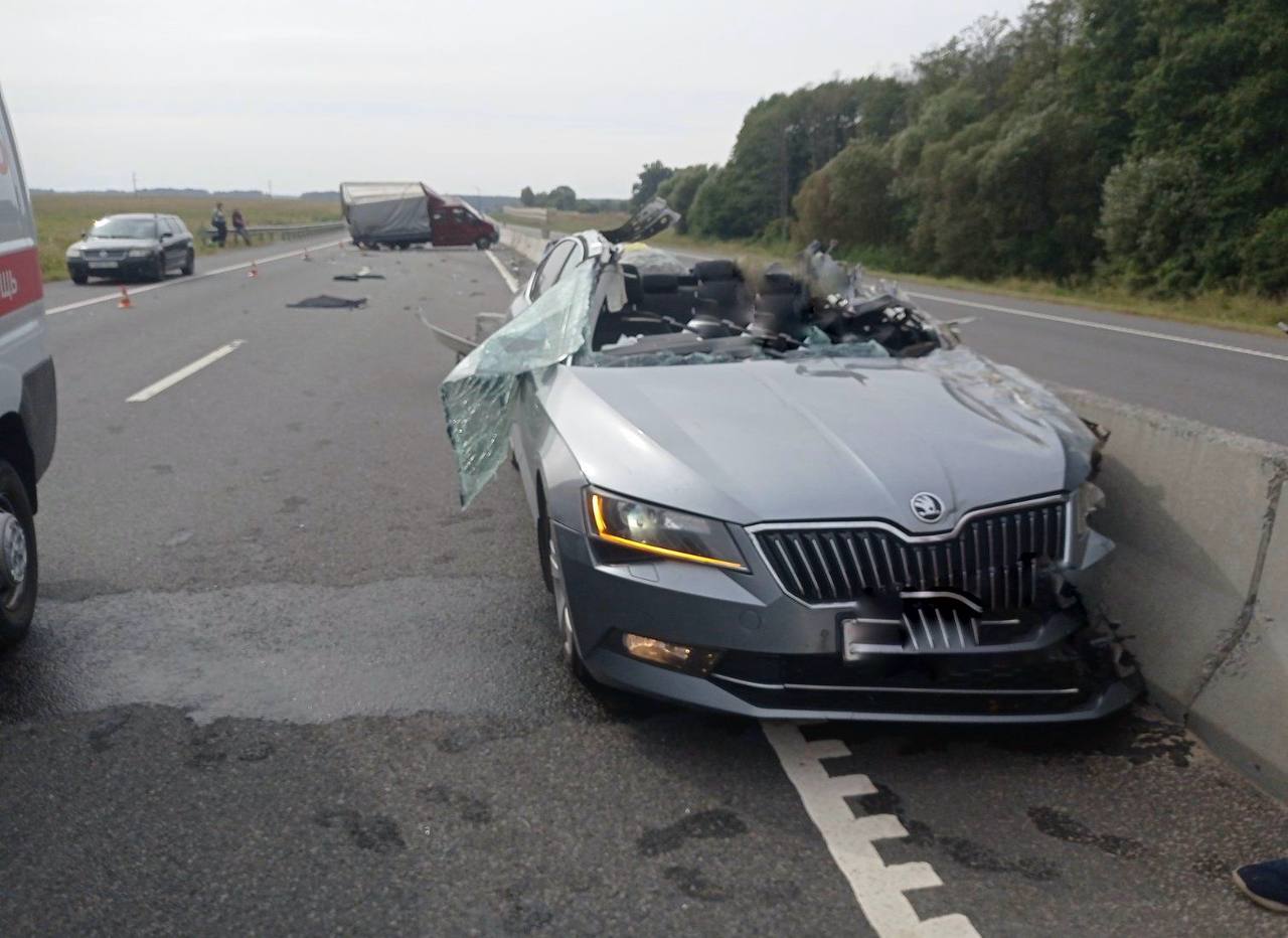 Смертельное ДТП на трассе М6 под Лидой: «Skoda» врезалась в автомобиль дорожной службы