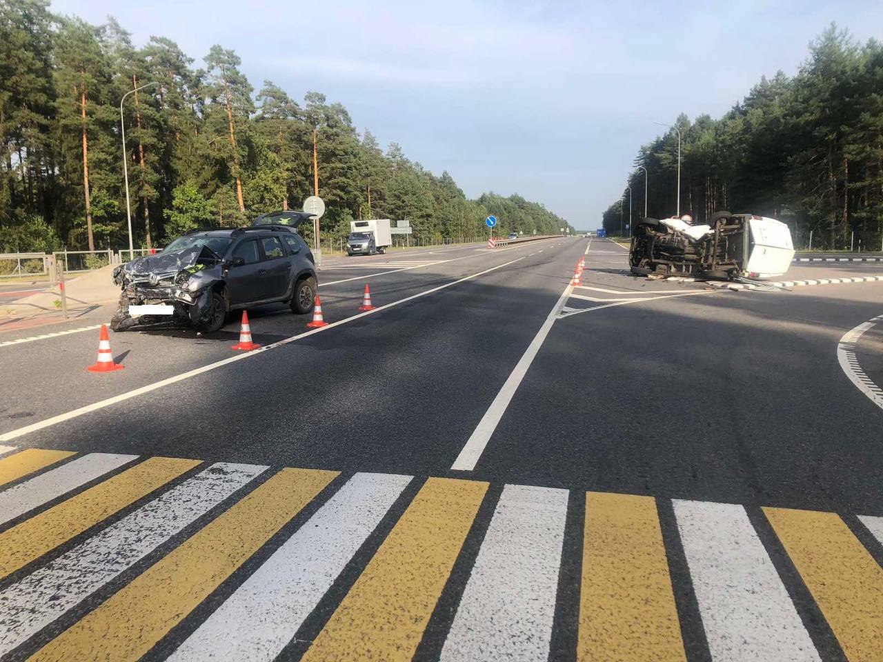 В сумасшедшей по своему развитию аварии пострадали два водителя и ребёнок: на гродненской трассе М6 движение по встречной полосе едва не привело к трагедии