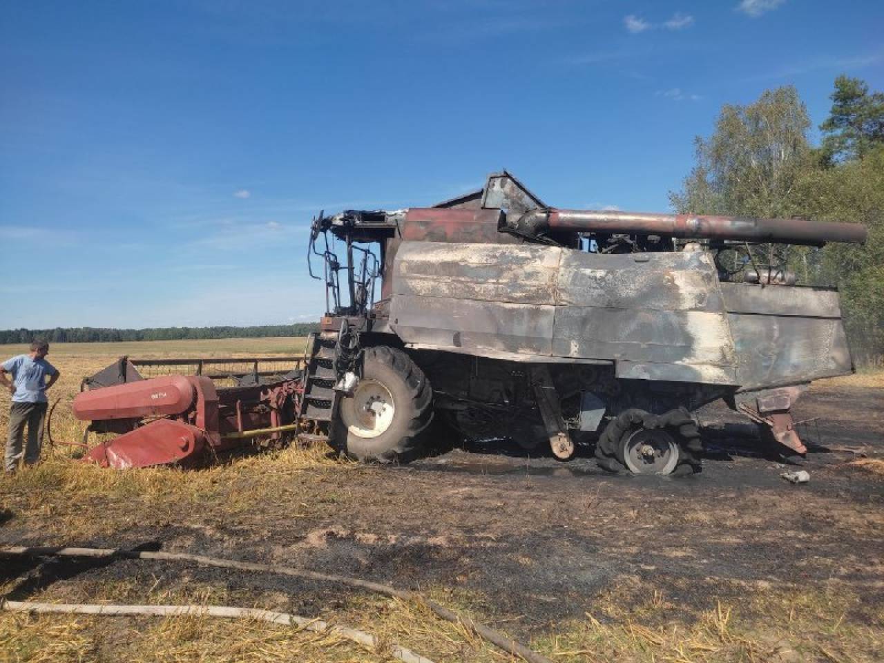 Под Лидой комбайн сгорел на поле во время уборки зерновых. В прокуратуре сказали, кто за это ответит