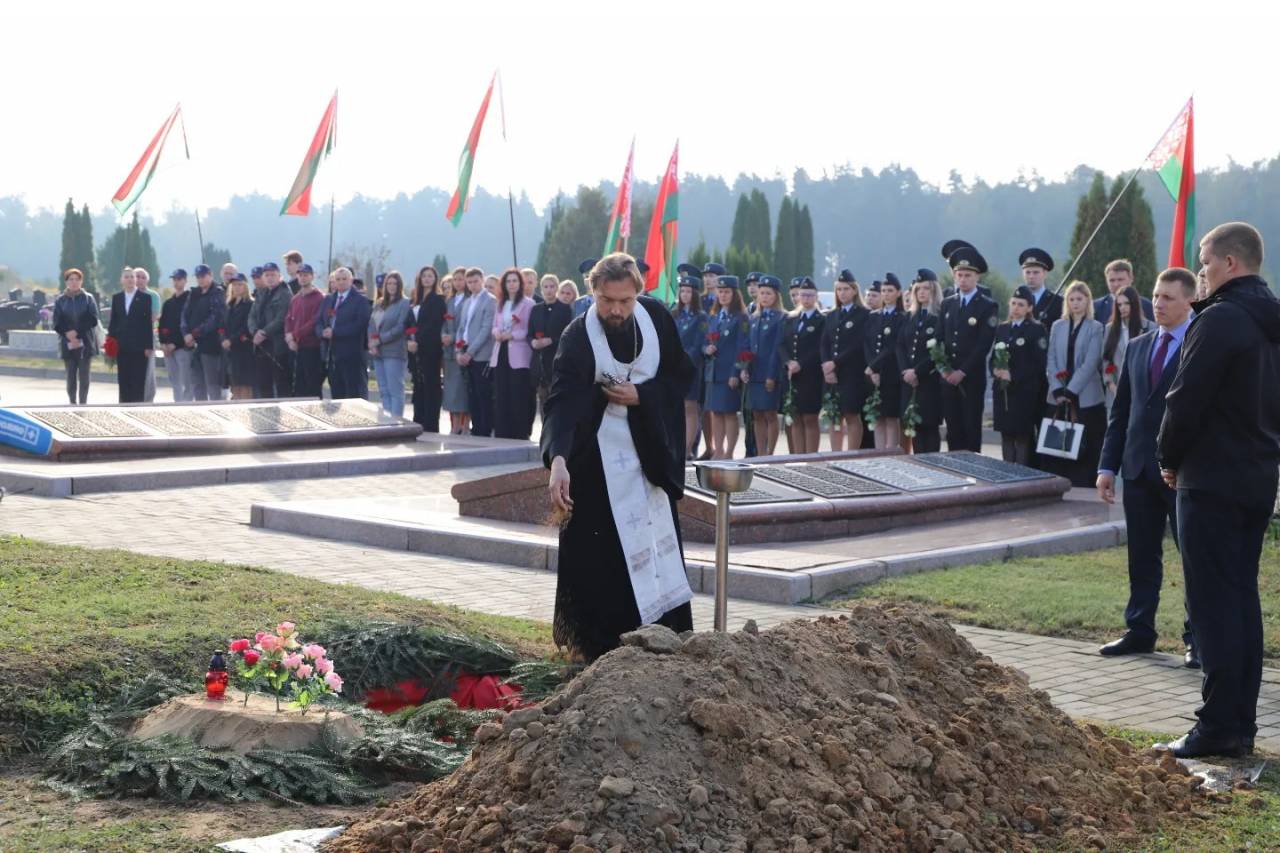 Останки красноармейца, найденные в окрестностях Гродно, с почестями перезахоронили в Аульсе