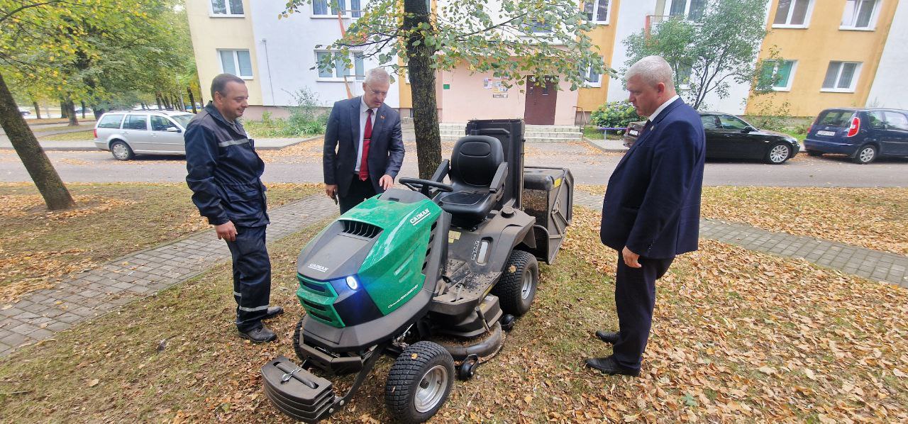 В ЖКХ Гродно показали новую газонокосилку: осенью может собирать листья, а зимой — убирать снег