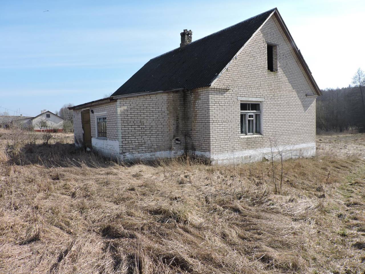 На него никто не претендует: в Гродненской области у литовской границы на аукцион выставили добротный дом со стартовым ценником 40 рублей