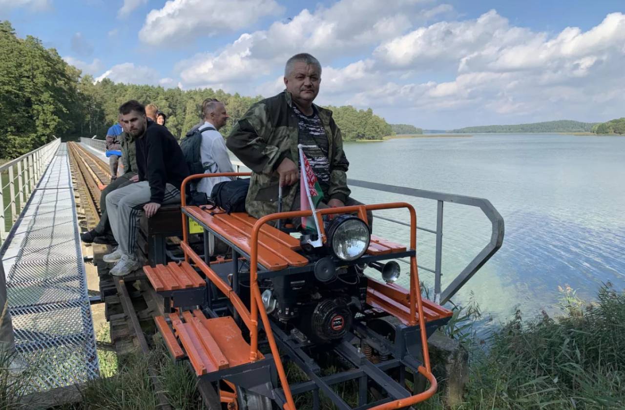 По узкоколейке на дрезине: оцените туристический маршрут в лесные дебри и на болота под Гродно