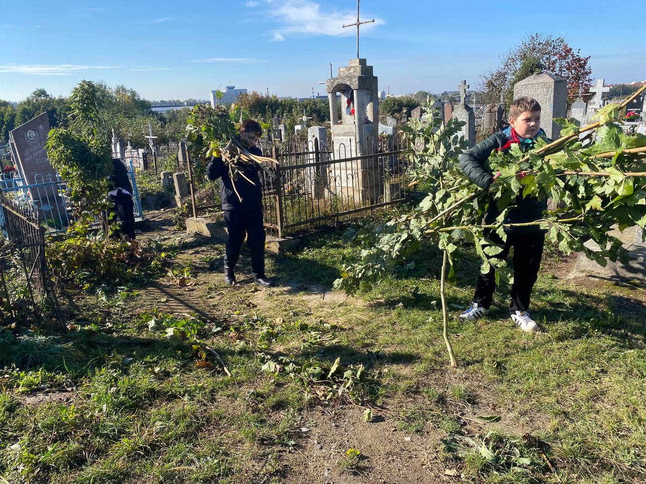 Всеобщая санитарная уборка города объявлена в Гродно до конца осени: смотрите, кто и как убирает опавшую листву в городе