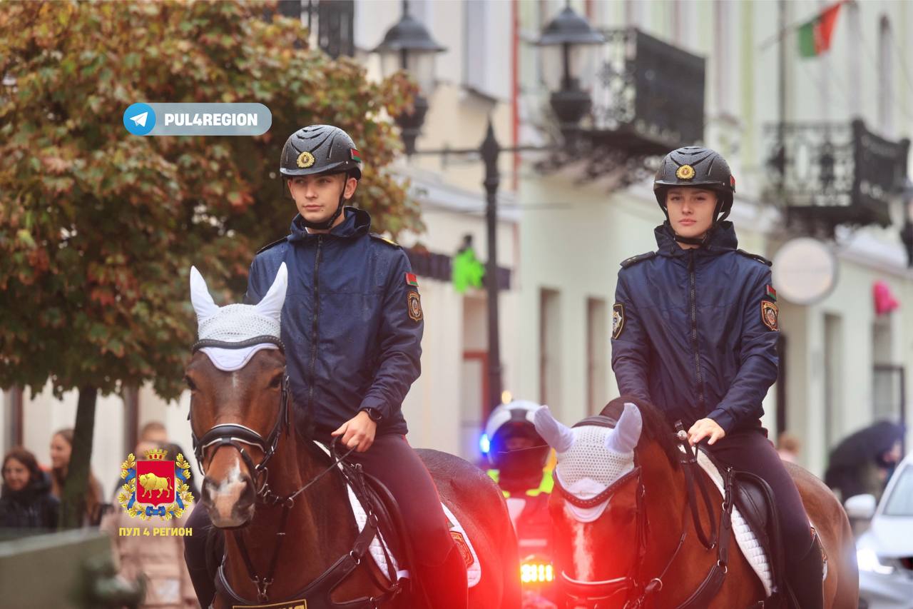 В ретро-форме и верхом: в Гродно прошел парад милиции