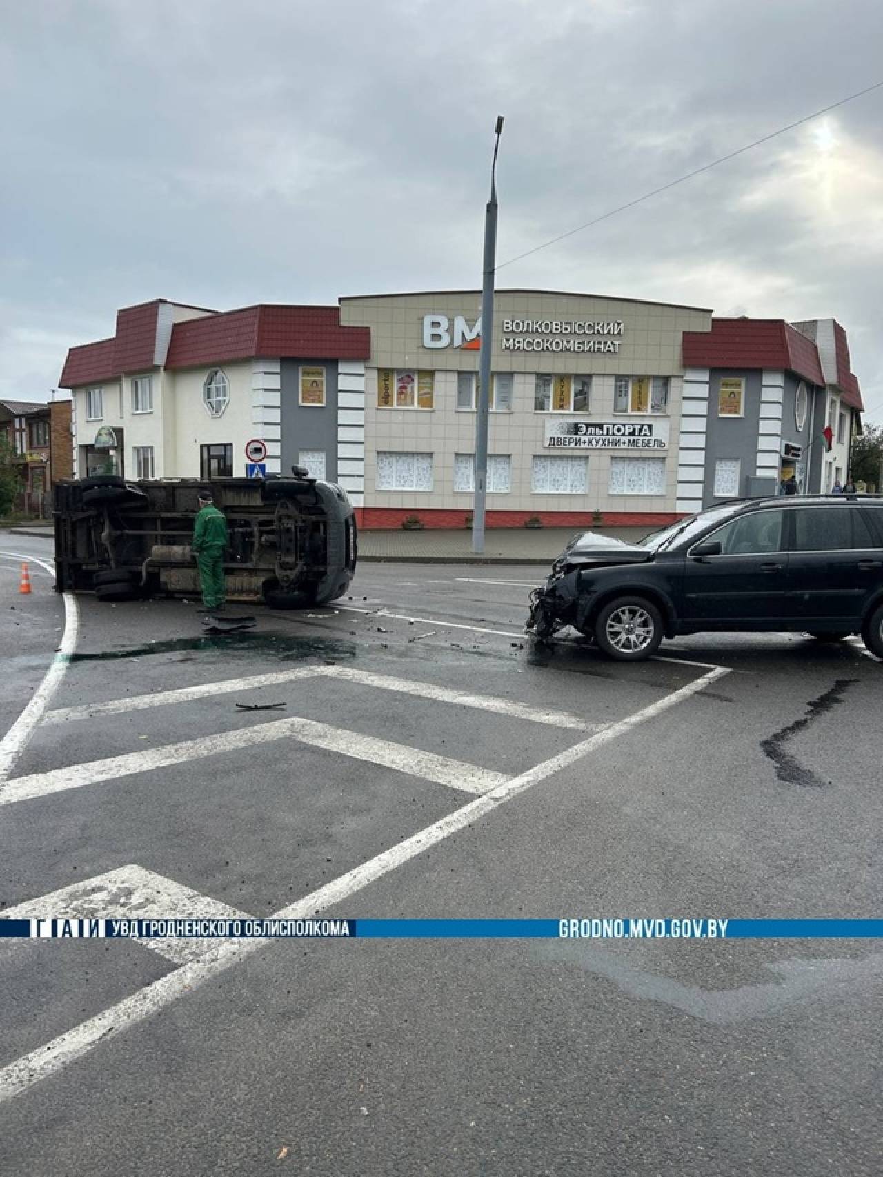 От удара одну из машин перевернуло: очередное ДТП в Гродно на площади Декабристов