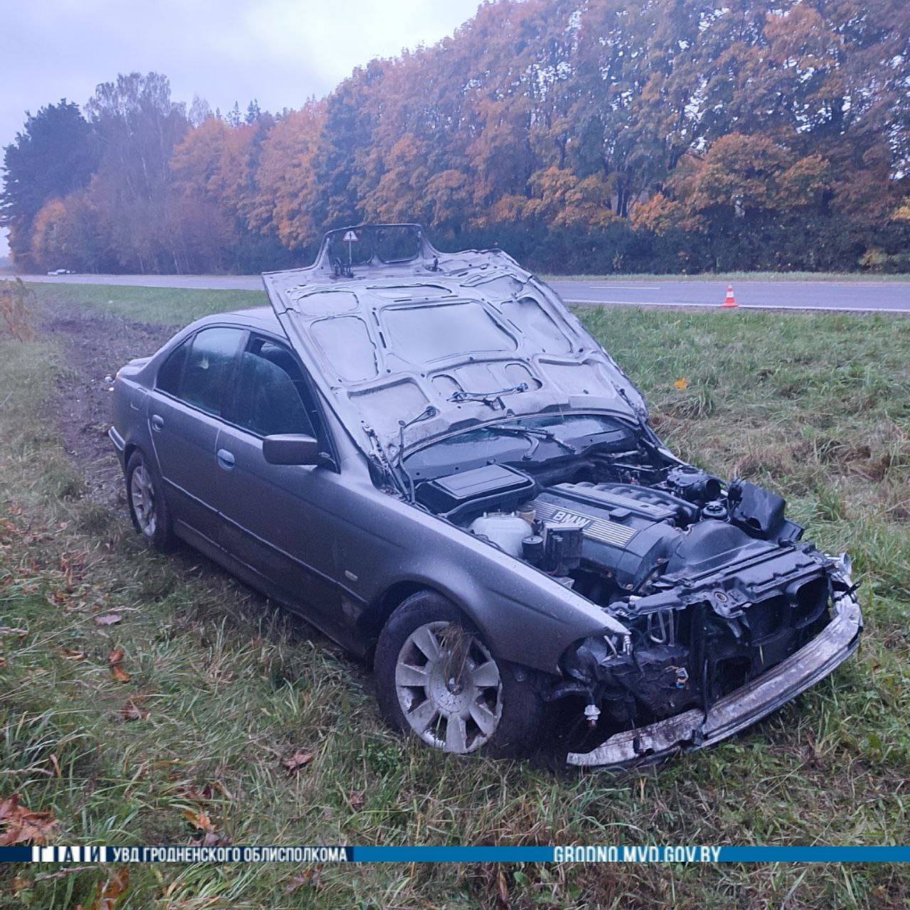 Лобовая авария под Лидой: после столкновения оторвавшееся колесо BMW сбило бабушку-пешехода на обочине