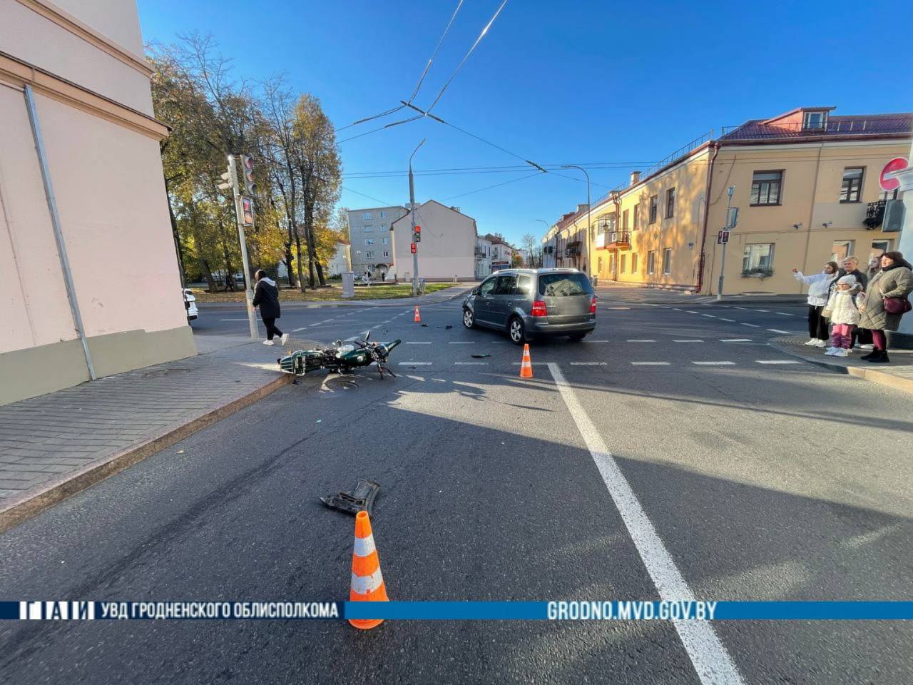 В Гродно мотоциклист закрыл сезон не по своей воле: его снесла легковушка, не предоставив преимущество на перекрестке