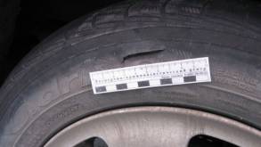 1 января в Свислочи пьяный 17-летний «эстет» обратил внимание на некрасиво припаркованные машины: У четырех авто он порезал шины