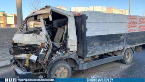 Кабина всмятку, водителя зажало: В Гродно груженый грузовик протаранил другой большегруз