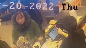 В Гродно женщина элегантно отправила в сумку чаевые с кассы в кафе прямо под камерой наблюдения