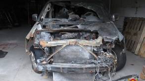 На парковке одного из гродненских ТЦ сгорел Chrysler: Незадолго до этого автовладелец забрал машину с СТО