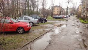 В Лиде решили искоренить незаконные парковки во дворах... с помощью работников ЖКХ