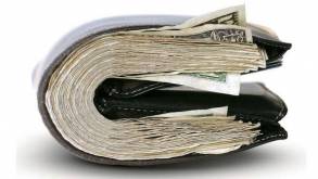 «Бес попутал»: В Слониме мужчина забрал с прилавка забытый пенсионеркой кошелек с 2 000 рублями