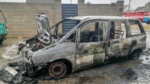 Пока хозяев не было дома: В Волковыске во дворе частного дома сгорел автомобиль