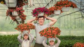Многодетная семья фермеров из Гродненского района готовит к 8 марта необычные цветы