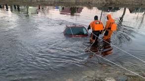 Потратили три часа: в Слониме спасатели достали из канала Огинского автомобиль