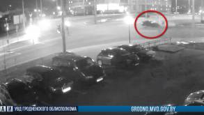 Гродненская ГАИ показала видео аварии, в которой пьяный водитель Volvo на пустой дороге врезался в столб
