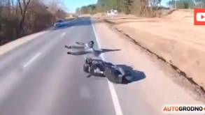 Мотоциклист упал под фуру: видео из кабины грузовика