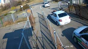 В попытке забрать машины с неоплаченной парковки в Гродно пожилого охранника «прокатили» на капоте