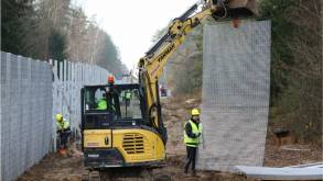Литва к осени завершит строительство забора на границе с Беларусью