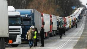 В Бобровниках очередь из грузовиков в сторону Беларуси растянулась на 37 километров