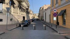 На Советской улице в Гродно гранитные столбики заменят на болларды