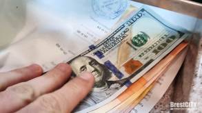 Министр финансов обвинил в давлении доллара на экономику страны белорусов, которые покупают доллары