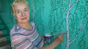 В Лиде пенсионерка за год разрисовала стены в подъезде с первого по пятый этаж, но все довольны