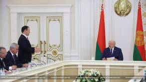 Лукашенко потребовал любым способом остановить отток специалистов из регионов в большие города