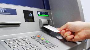 Белорусские банки вводят ограничения на переводы и снятие наличных с карточек для иностранцев. Почему?
