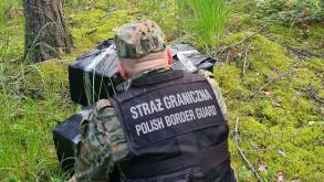 Польские пограничники перехватили партию контрабандных сигарет, которые из Беларуси «перекинули» дроном. Задержали и поляка, приехавшего за «посылкой»