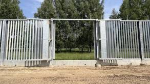 Мигранты уже с помощью лестниц штурмуют новый забор на границе с Польшей