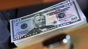 Впервые за последний год: белорусы скупили валюты больше, чем продали
